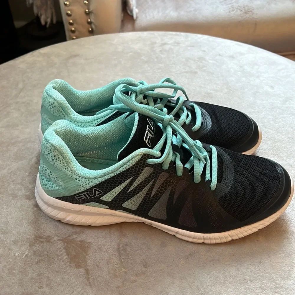 FILA Sz 8 Blk and Mint Green Sneakers EUC
